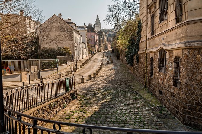 Romantic Montmartre: Paris Lost Lovers Exploration Game and Tour - Following the Q and M love story