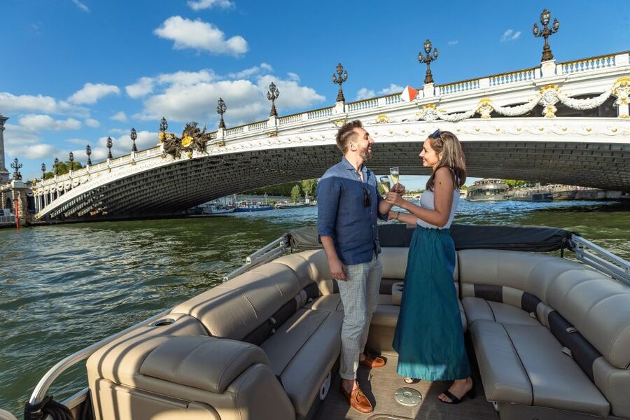 Romantic photo shooting on a private boat in Paris - Paris from the Seine, with the boat to yourselves