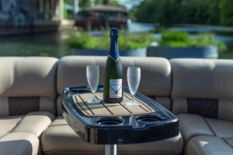 Romantic photo shooting on a private boat in Paris - Starting beside the Statue of Liberty on Île aux Cygnes