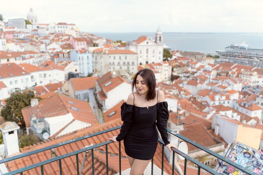 Romantic Photoshoot Experience for Couples in Lisbon - Delivery within 48 hours
