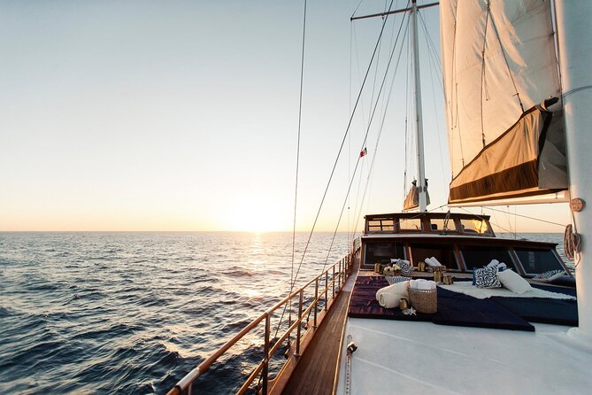 Romantic Sailboat Sunset: Live Music, Premium Bar & Dinner -Cabos - How romantic is this Cabo sunset cruise?