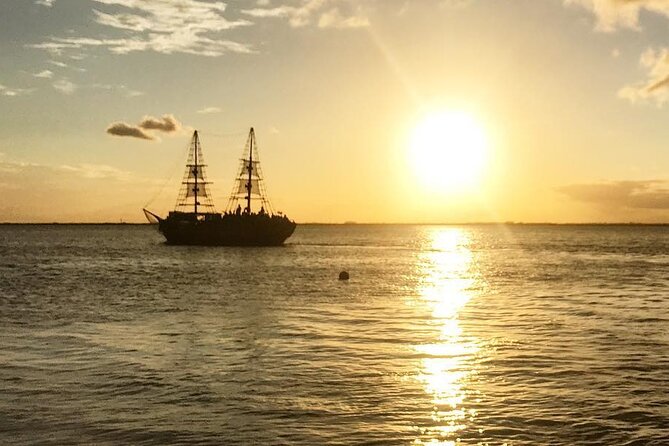 Romantic Sunset Dinner Cruise in Cancun with Open Bar - Choosing between lobster, steak, and surf and turf