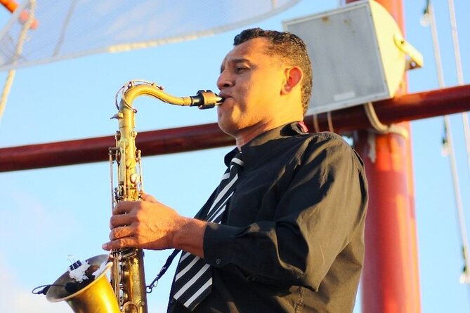Romantic Sunset Dinner Cruise in Cancun with Open Bar - Live music and the romantic mood