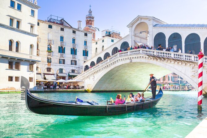 Romantic Venice: 30 Minute Gondola Ride with Serenade - Meeting at Santa Maria del Giglio