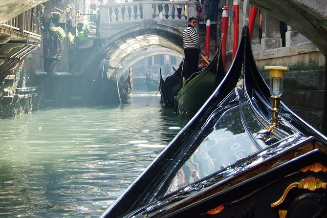Romantic Venice: 30 Minute Gondola Ride with Serenade - Passing the Peggy Guggenheim Collection