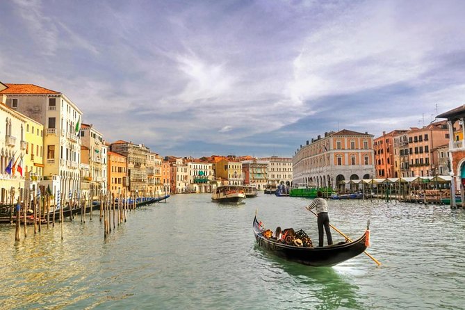 Romantic Venice: 30 Minute Gondola Ride with Serenade - Santa Maria della Salute From the Water