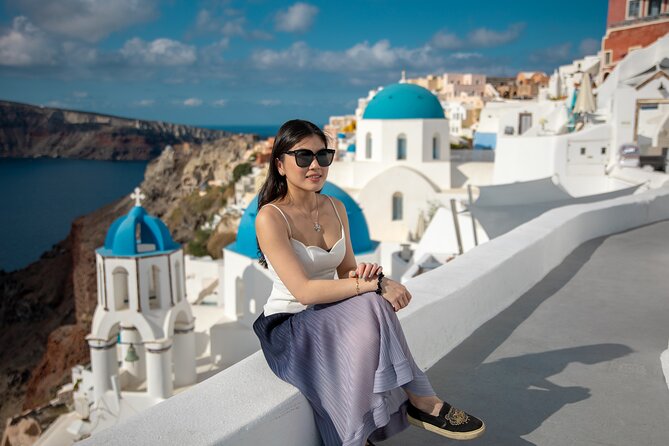 Santorini couple photoshoot with 50 edited photos! - Caldera views that give the photos scale