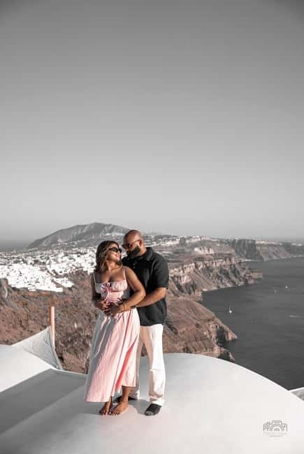 Santorini: Oia Private Couple Photoshoot with 35 Photos - Blue domes without the long wait