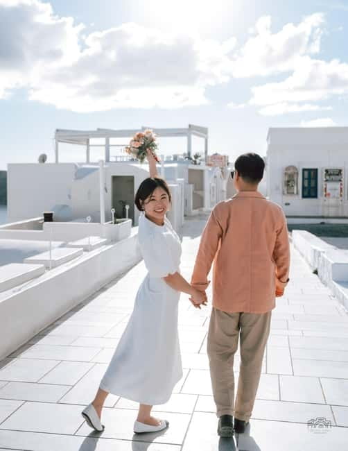 Santorini: Oia Private Couple Photoshoot with 35 Photos - Posing help for people who dislike posing
