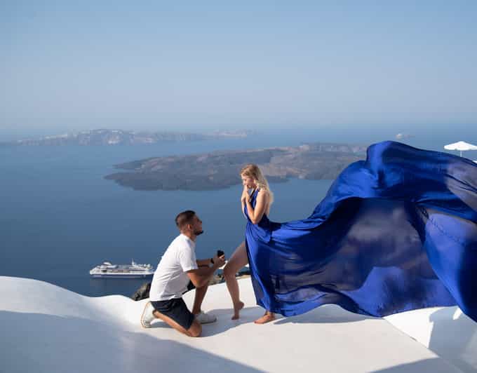 Santorini: Proposal Photoshoot l Private Entry to blue Dome - Why Oia works so well for a proposal