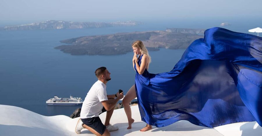 Santorini: Proposal Photoshoot l Private Entry to blue Dome - The photos you receive