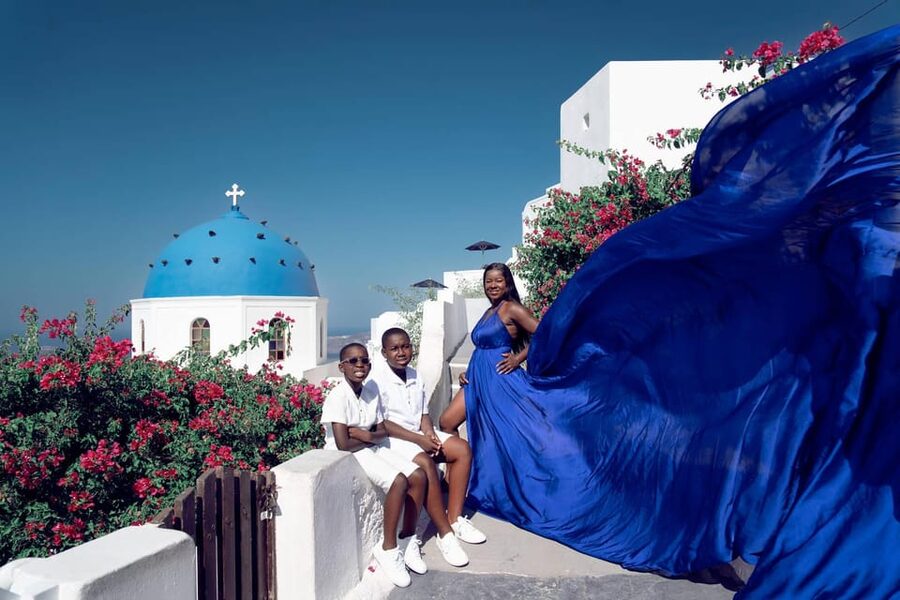 Santorini: Proposal Photoshoot l Private Entry to blue Dome - The 30-minute session: quick, focused, and useful
