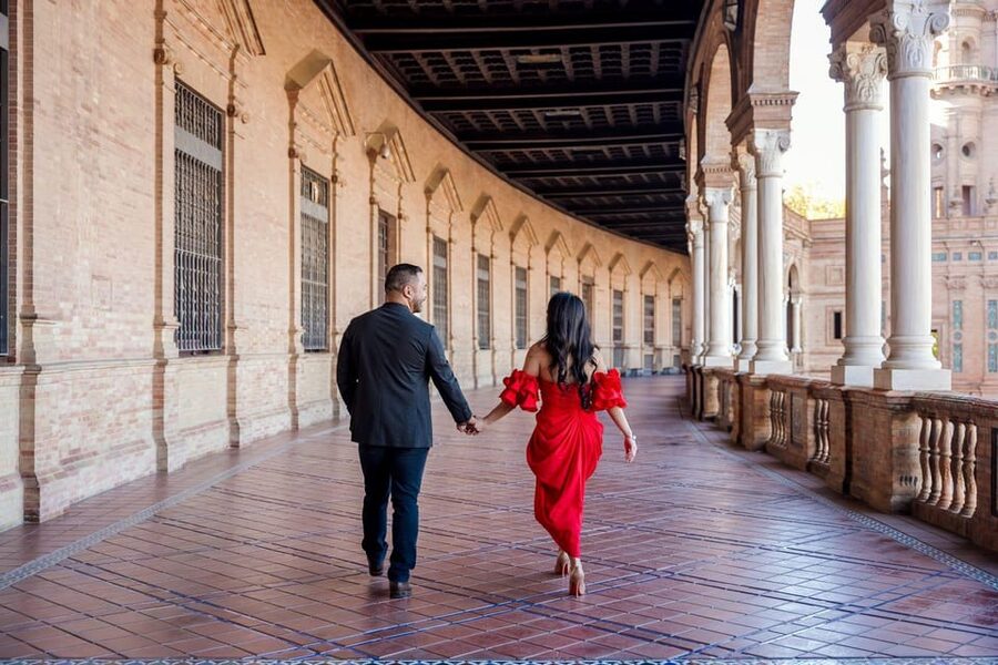 Seville: Romantic photoshoot for Couples - Meeting your photographer and setting the tone