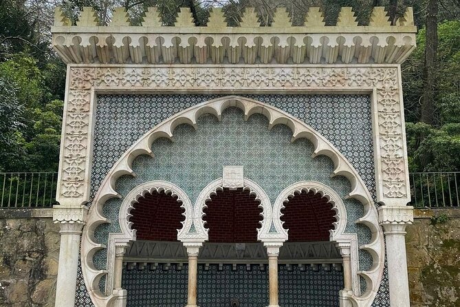 Sintra Walking Tour: Romantic Village & Palaces - The Moorish Fountain and the old village streets
