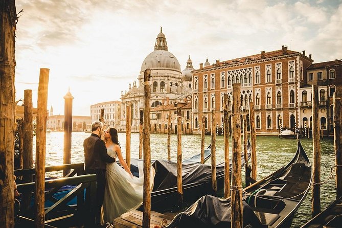 Sunrise Couple Photoshoot Tour - From the basilica to quieter Venetian calli