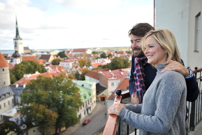Tallinn 1 Hour Romantic Photo Tour - Meeting at Niguliste Street