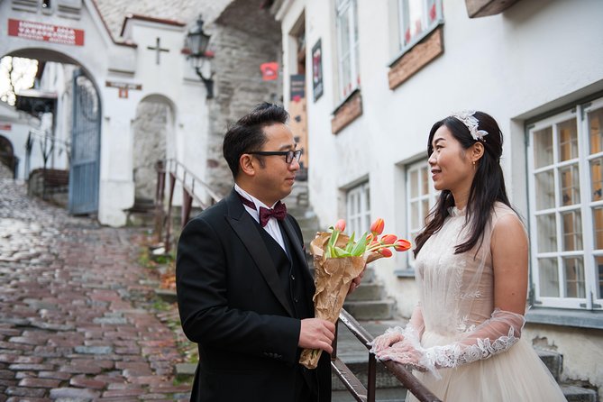Tallinn 1 Hour Romantic Photo Tour - Posing help instead of stiff snapshots
