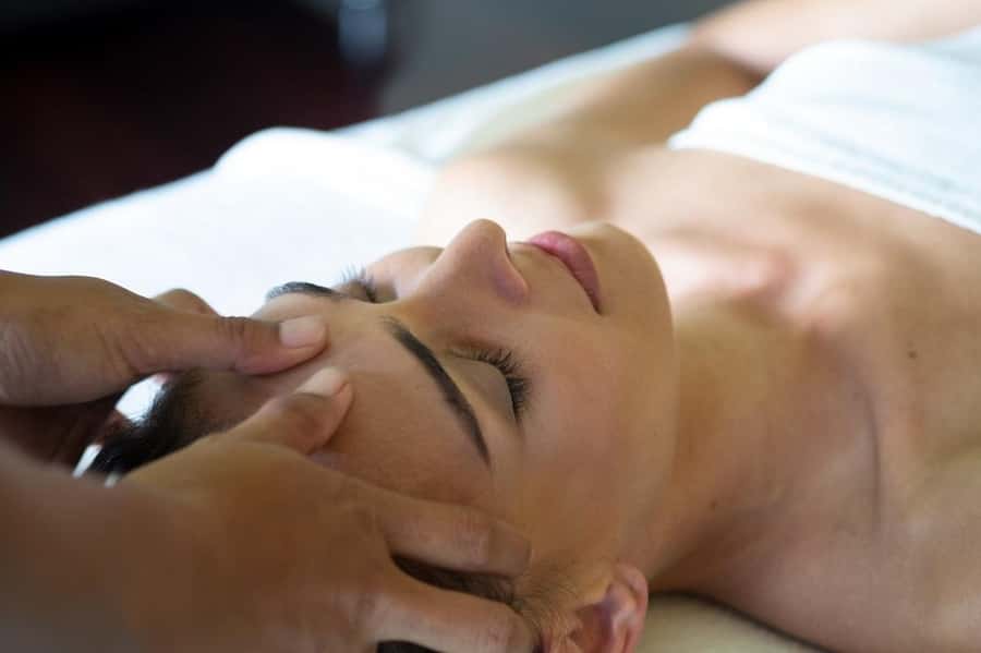 Ubud: Couple Spa Treatment with Bath Ritual & Sparkling Wine - Starting with a drink and foot cleansing