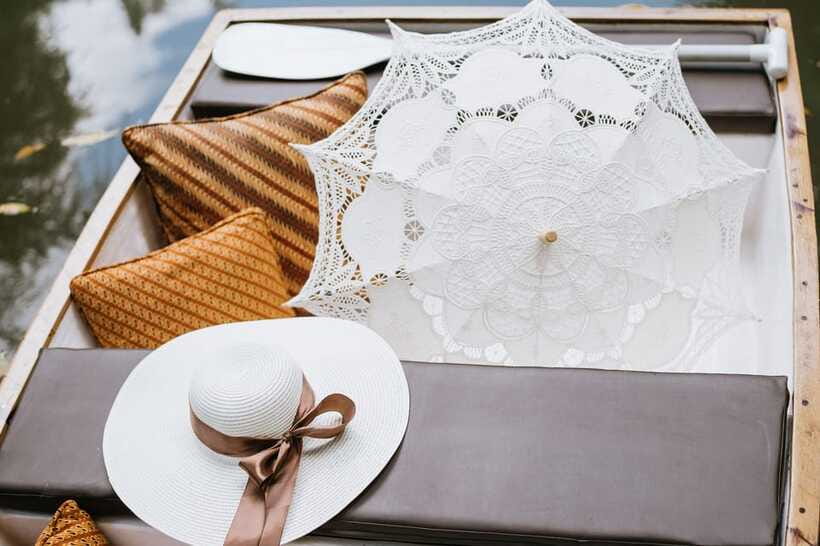 Ubud: Romantic Picnic on a Wooden Boat with Sparkling Wine - Why the private format affects the price