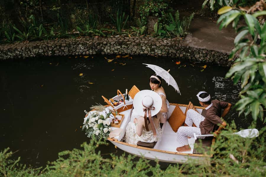 Ubud: Romantic Picnic on a Wooden Boat with Sparkling Wine - A strong choice for proposals and anniversaries
