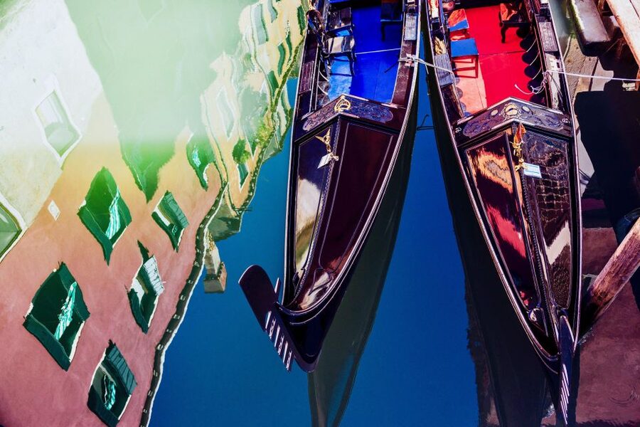 Venice: Romantic Gondola tour and Dinner for two - A gondola ride with a private, old-Venice feel