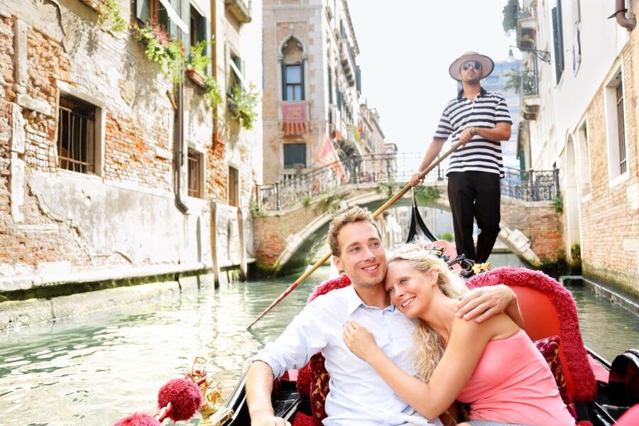 Venice: Romantic Gondola tour and Dinner for two - From Santa Maria del Giglio to La Caravella