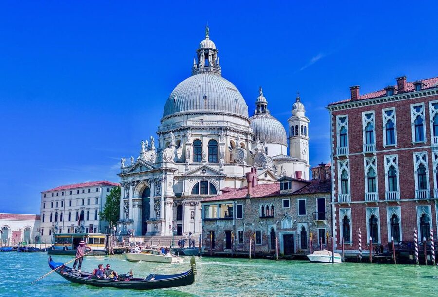 Venice: Romantic Gondola tour and Dinner for two - Timing, meeting points, and small details that matter
