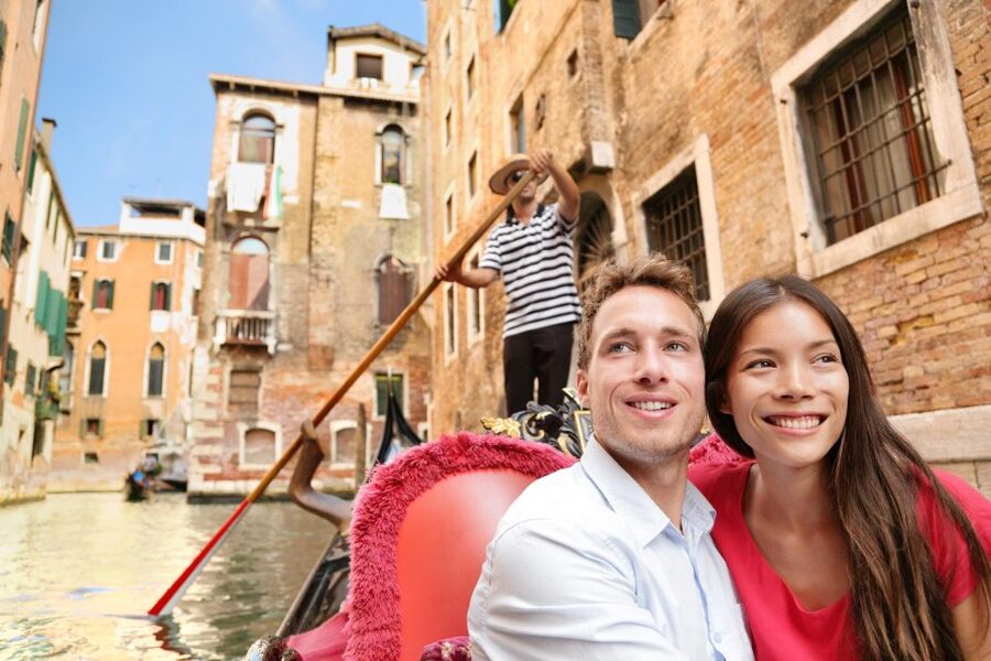 Venice: Romantic Gondola tour and Dinner for two - Should you book this gondola and dinner?