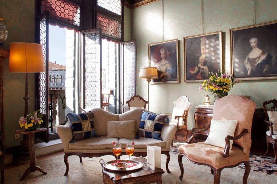 Venice: Romantic Palace Dinner and Private Gondola Ride - Key details at a glance