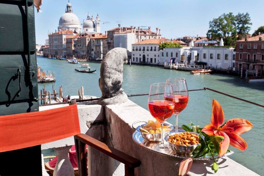 Venice: Romantic Palace Dinner and Private Gondola Ride - Starting beside Campo Santa Maria del Giglio