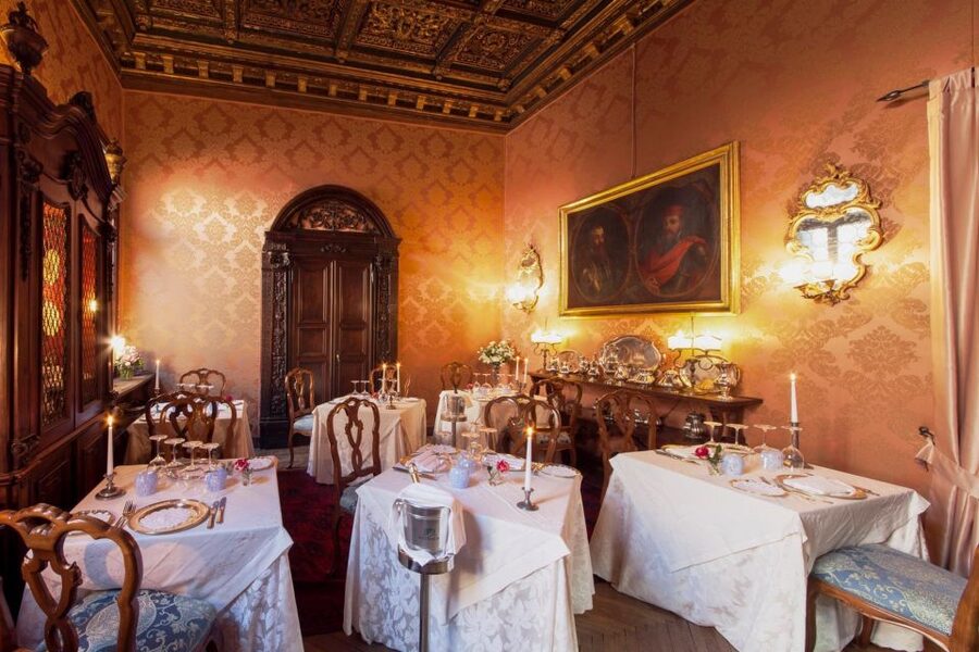 Venice: Romantic Palace Dinner and Private Gondola Ride - Choosing between the fish and meat menus