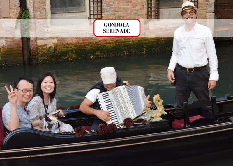 Venice: Romantic Shared Gondola Serenade on the Grand Canal - The serenade, with an important catch