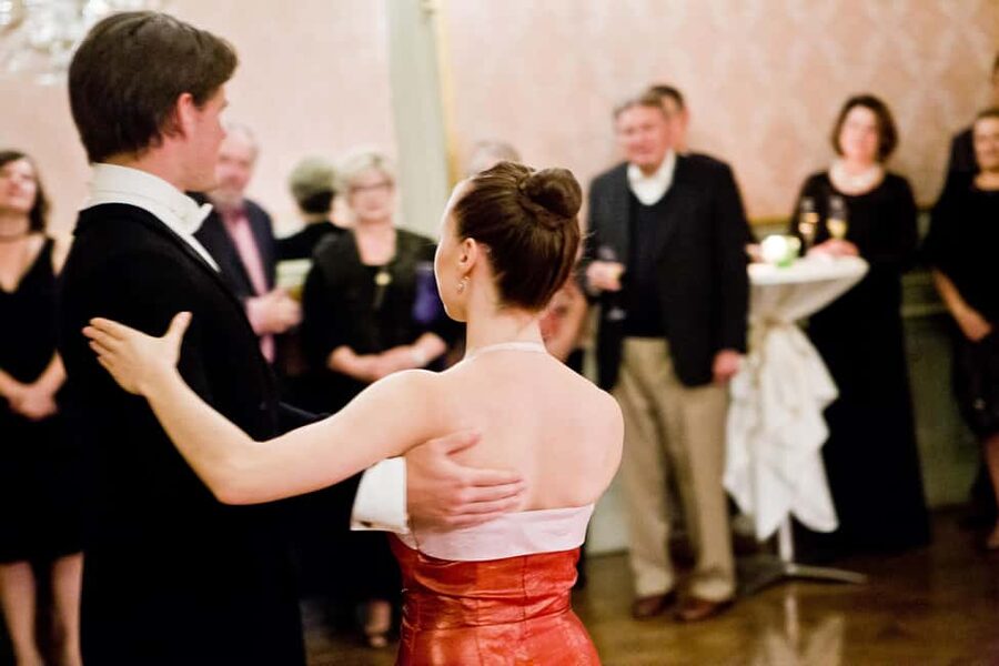 Vienna: Viennese Waltz Beginner Workshop for Couples - The first steps: posture, rhythm, and footwork