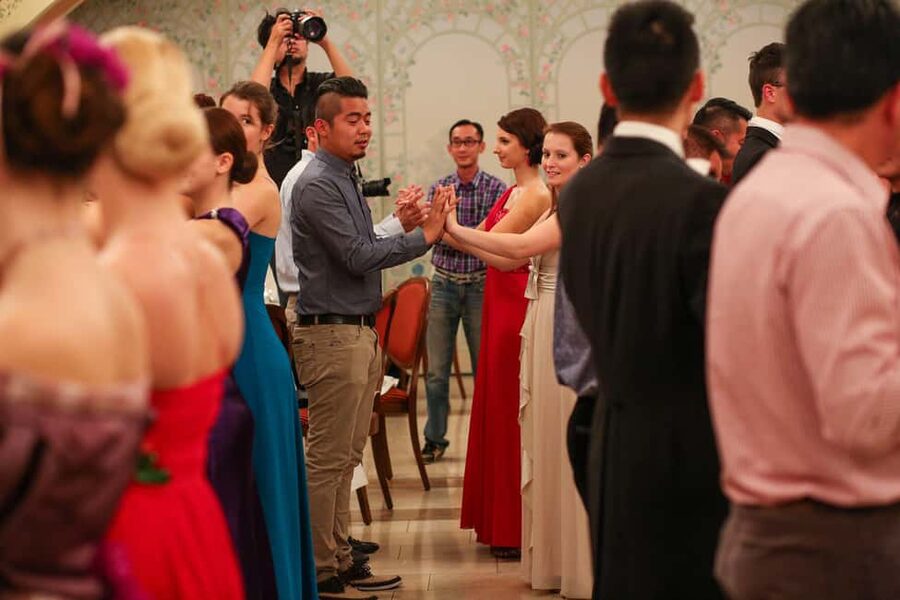 Vienna: Viennese Waltz Beginner Workshop for Couples - Cultural context without a long lecture