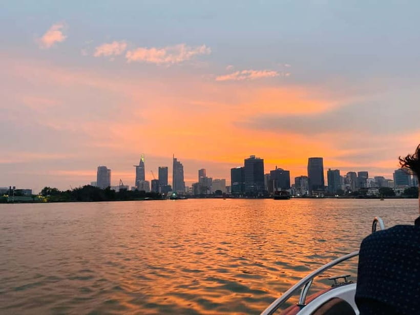 VIP Tour Enjoy Romantic Sunset by Speed Boat Free Cocktail - A quieter turn near Vietnamese fishermen