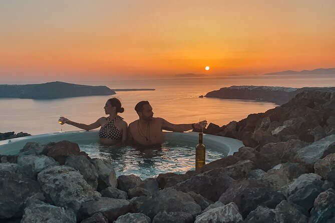 Volcanic Hot-Tub with Caldera View for Ultra-Romantic Couples - Lava rocks, open sea, and the best photo moments