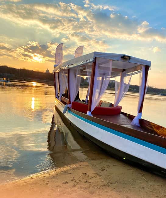 Warsaw: Romantic Cruise with Prosecco–Birthdays & Proposals - Key points at a glance