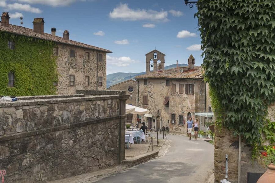 Wine tasting in a romantic castle with archaeologist guide - Inside the castle: chapel, courtyard, and cellar