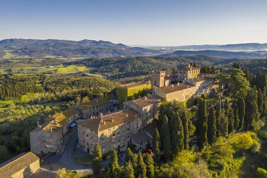 Wine tasting in a romantic castle with archaeologist guide - Meeting Fabio in Bibbona