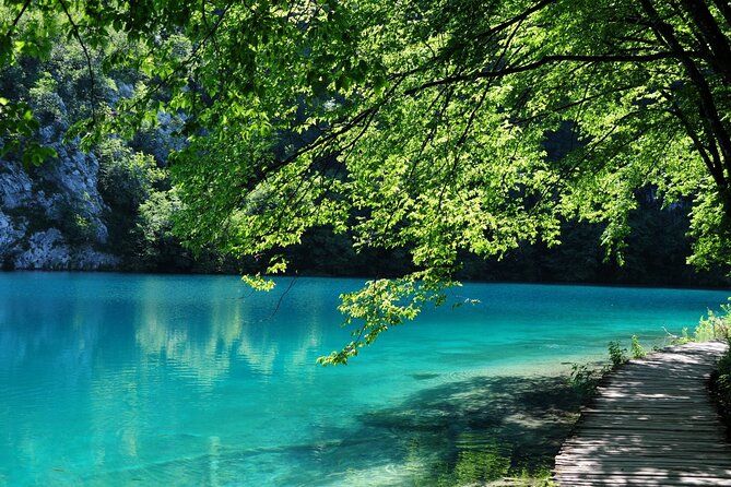 Zagreb airport or Zagreb to Split via Plitvice lakes for singles or couples - Key points at a glance